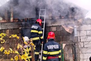 Incendiu la o gospodărie din Tâmboeşti! Proprietarul a ajuns la spital cu arsuri pe mâini
