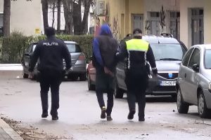 FOTO Bărbat din Botoşani încătuşat de poliţişti şi dus la sediul IPJ pentru audieri