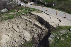Alunecare de teren gravă la Breaza. Sute de oameni, în pericol de izolare după surparea terenului