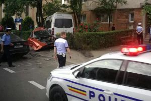 ACCIDENT GRAV în VLAICU! Un autoturism a fost făcut PRAF