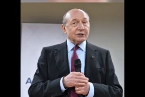 Băsescu: „Motorina trebuie raţionalizată acum”. Fostul preşedinte critică intervenţiile pe preţ
