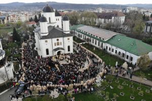 Pelerinaj de Florii în Râmnicu Vâlcea: mii de credincioşi în comuniune şi rugăciune