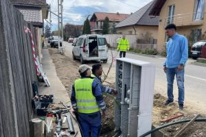 Cristian: Lucrările la reţeaua electrică şi iluminatul public, avansează. Cablurile aeriene, îngropate pe 3 străzi