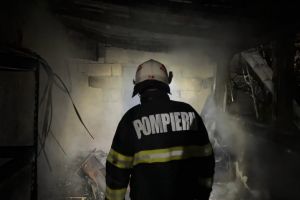 FOTO: Incendiu la o anexa gospodareasca din Isaccea. Flacarile s-au extins la acoperisul locuintei