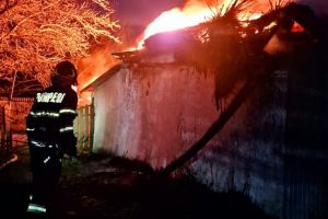 Necaz în Săptămâna Patimilor, în judeţul Botoşani! Două case au luat foc noaptea trecută