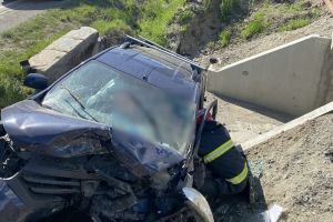 Accident în Argeş. Maşină intrată într-un cap de pod