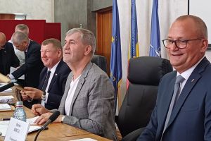 Consiliul Judeţean împarte banii primăriilor din Botoşani pentru întreţinerea drumurilor. Mai multe administraţii PNL sunt favorizate