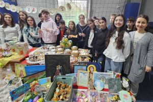 Elevii din Buftea au transformat şcolile în adevărate târguri de Paşte