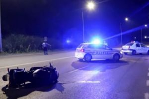 Accident grav în Hunedoara: Doi adolescenţi de 17 ani, răniţi după ce motocicleta lor a fost proiectată într-un tractor