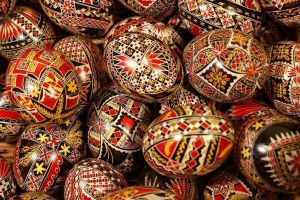 Vopsea de ouă cu până la 11 aditivi alimentari, pe piaţa din România: Semnalul de alarmă tras de InfoCons înainte de Paşte 2026