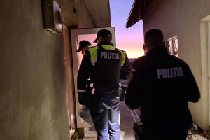 VIDEO Percheziţii în şase localităţi din Botoşani. Două persoane au fost reţinute
