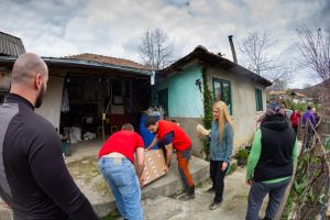 FOTO Ajutor de Paşte în zonele izolate din Buzău. Sute de pachete au fost duse cu maşinile 4×4