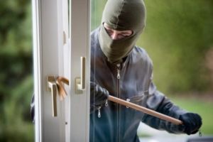 Slatina: Trei tineri mascaţi, care s-au dat drept poliţişti, au atacat un bărbat în locuinţa sa. Doi au fost arestaţi