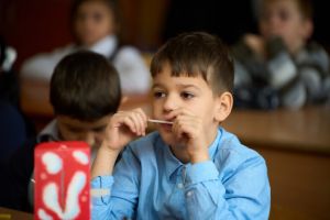 Aproape jumătate dintre părinţii care muncesc în străinătate nu pot petrece sărbătorile pascale în ţară, unde au rămas copiii lor