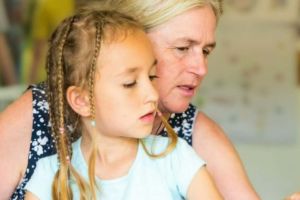 Paşte fără părinţi. Aproape jumătate dintre copiii românilor plecaţi la muncă în străinătate rămân singuri acasă