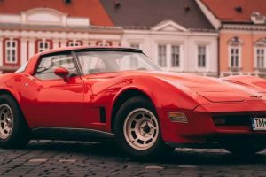 Spectacol pe patru roţi în Piaţa Unirii. 150 de maşini de epocă vin la Retroparada Primăverii