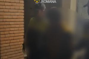VIDEO: Femeie de 73 de ani, amenintata si jefuita de un barbat, pe o strada din Tuzla. Suspectul a fost retinut  