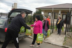 FOTO. Primaria Cumpana ofera 350 de pachete persoanelor vulnerabile, intr-o actiune caritabila  