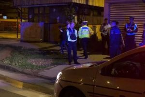 Scandal azi noapte în Satu Mare: bărbat încătuşat după ce a refuzat să plece dintr-un local. Apoi a fost imobilizat în sediul poliţiei