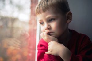 Aproape jumătate dintre copiii cu părinţi plecaţi în străinătate nu îi vor avea acasă de Paşte