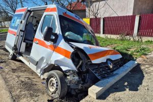 Misiune oprită brusc: ambulanţă a SAJ Bacău, distrusă într-un accident în timpul intervenţiei