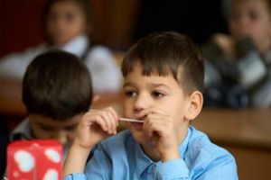 „Mi-aş dori doar să mă strângă în braţe”: copiii rămaşi fără părinţi de Paşte