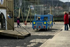 Locul de joacă de pe Aleea de Sub Tâmpa a fost modernizat. Este mai modern şi are facilităţi pentru persoanele cu dizabilităţi (FOTO – VIDEO)