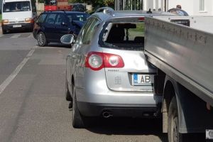 FOTO, VIDEO. Accident într-o intersecţie din Alba Iulia: Trei maşini s-au ciocnit din cauza unei neacordări de prioritate