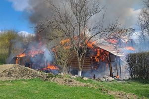 Incendiu la o locuinţă din comuna Mărgineni, satul Podiş. Aproximativ 300 mp afectaţi