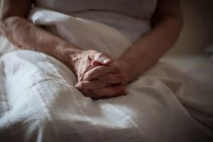 Coşmarul trăit de o mamă din Satu Mare: jignită, ameninţată şi bătută de propriii copii. Indivizii, evacuaţi din casă