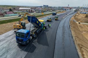 Pasajul rutier din intersecţia centurii Oradea cu centura Oşorhei a ajuns la asfaltare. Constructorii au executat 85% din lucrare (FOTO)