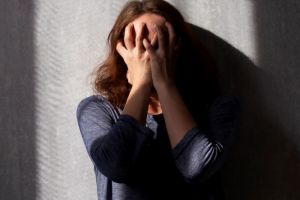 Presupusă sechestrare reclamată de o mamă: fiica ei ar fi fost ţinută cu forţa într-o casă. Răsturnare de situaţie în instanţă