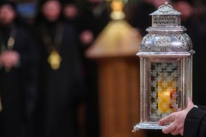 BOR: Dacă nu va putea fi adusă de la Ierusalim, credincioşilor li se va oferi Lumină Sfântă păstrată din 2025
