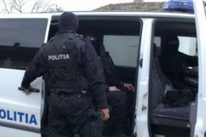 Femeie lovită cu parul în cap de propriul fiu