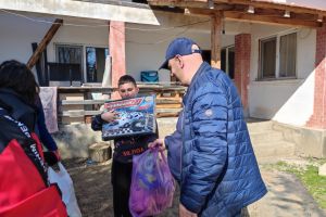 Caravana „Gorjeanul” a ajuns la copiii din satele de poveste Polovragi şi Racoviţa