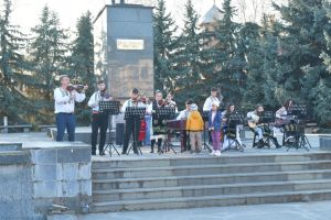 Omul din Rădineşti…cu simfonia, a cucerit pentru o zi Bănia -Profesorul dr. Constantin Arcuş, cu talentaţii săi «muzicieni» şi iubitori de «simfonii» ale sufletului au încântat şi au cucerit pentru o zi Craiova!