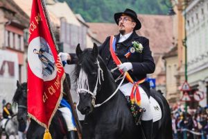 De la un geamantan vechi la costumul de june: Adrian Rusu, avocatul care duce cu mândrie tradiţia Braşovului mai departe