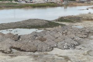 Garda de Mediu Bacău a amendat o Primăria Buhoci cu 50.000 de lei pentru depozitări de deşeuri pe malul râului Siret