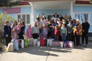 FOTO. Cadouri de Paste pentru copiii in situatii vulnerabile din Cumpana, oferite de PSD local