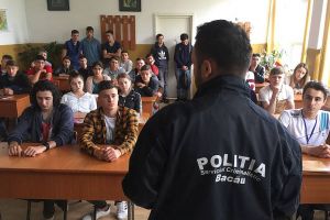 Lecţii de viaţă, concurs şi informaţii din partea poliţiştilor băcăuani în primele două zile ale Săptămânii Prevenirii Criminalităţii