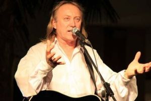 CONCURS. Tion oferă o invitaţie dublă la spectacolul lui Ștefan Hruşcă, care aduce primăvara folk la Timişoara