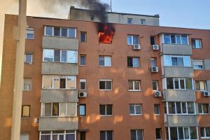 Incendiu izbucnit la bloc! Zeci de locatari au fost evacuaţi de urgenţă