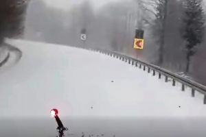 VIDEO S-a întors iarna în Munţii Vrancei. Drumarii au intervenit pe DN 2D pentru siguranţa traficului