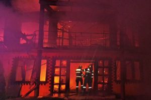 Incendiu puternic, azi-noapte, la Slobozia Bradului. O casă şi o maşină au ars complet