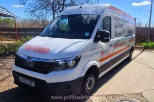 FOTO. Poliţiştii de frontieră din Petea au depistat o autoutilitară furată din Marea Britanie. Șoferul, cercetat penal