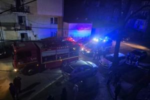 Incendiu într-un bloc din Sighetu Marmaţiei: Flăcările s-au extins pe 3 etaje, peste 80 de persoane evacuate (FOTO)