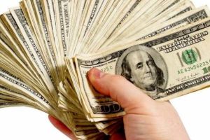 Dolari îngropaţi în faţa unui bloc din Motru! Doi bărbaţi au ajuns în arest