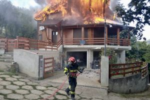 Acum! Incendiu puternic într-o gospodărie din judeţul Argeş
