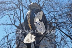 Știri Constanta: Un ceas vandalizat in parcul Tomis II, de peste 6 luni, a ajuns in stare deplorabila (FOTO+VIDEO)  