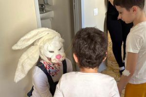 Teatrul Merlin, scenă pentru speranţă. De 25 de ani, Luana Uncruţiu aduce zâmbete copiilor bolnavi